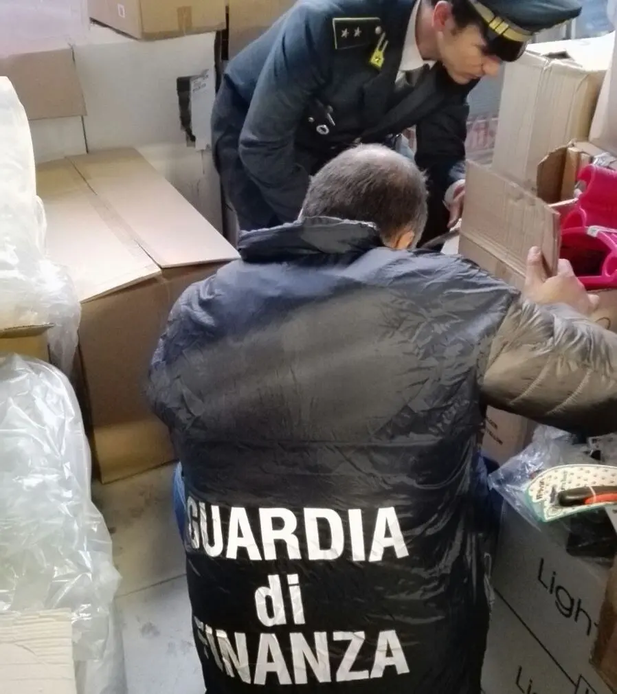 Finanzieri durante i controlli