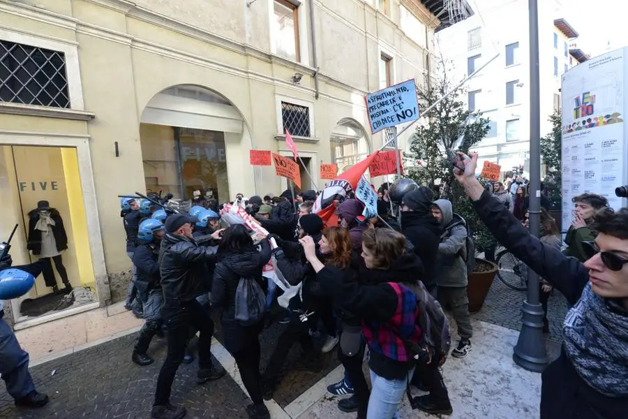 La manifestazione degli antagonisti