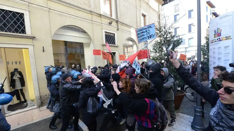 La manifestazione degli antagonisti