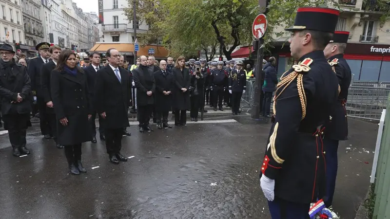 Hollande alle celebrazioni delle 130 vittime della strage di Parigi