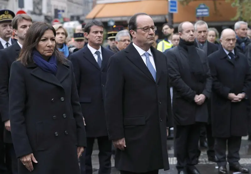 Hollande alle celebrazioni delle 130 vittime della strage di Parigi