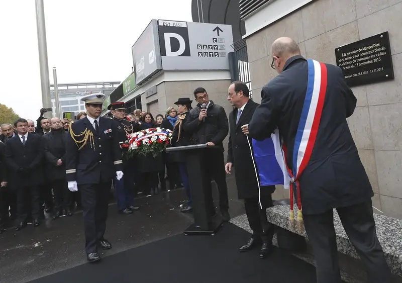 Hollande alle celebrazioni delle 130 vittime della strage di Parigi