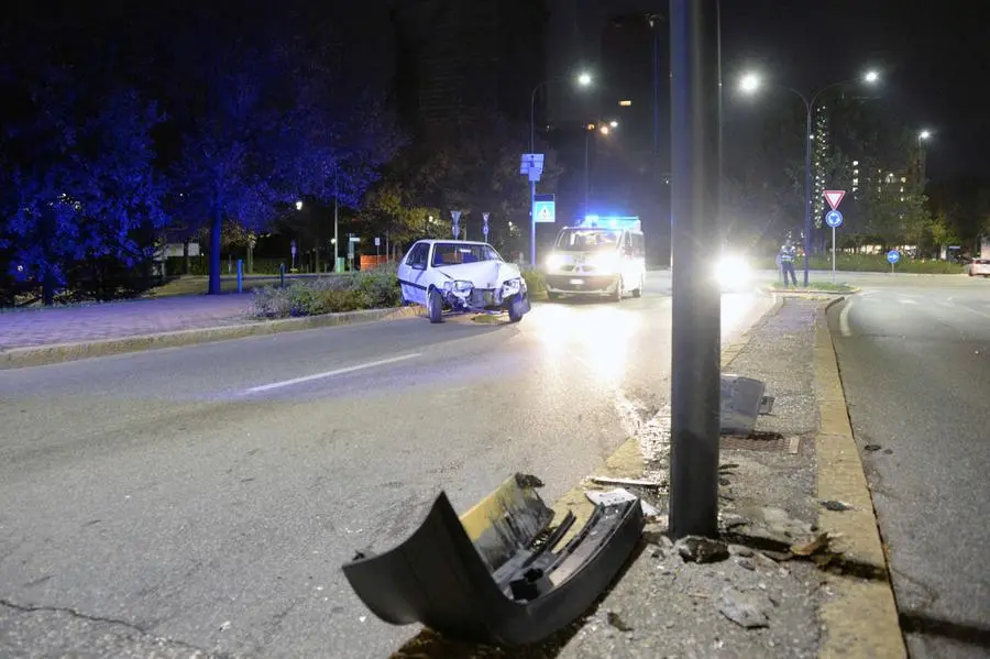 L'auto finita fuori strada sul cavalcavia Kennedy