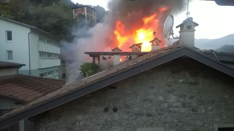 Fiamme in centro a Breno
