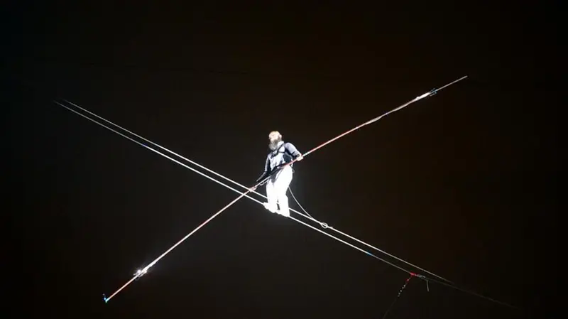 Luci e funambolo... sulla città