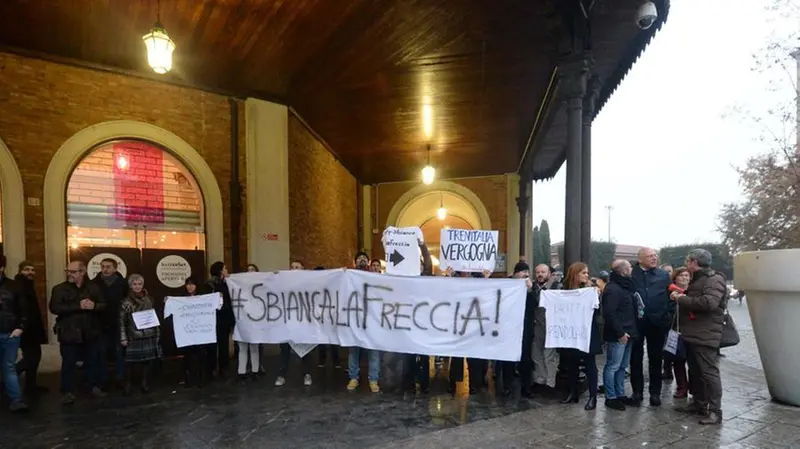 La protesta di «#Sbiancalafreccia»
