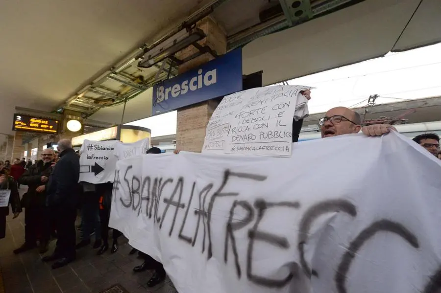 La protesta di «#Sbiancalafreccia»