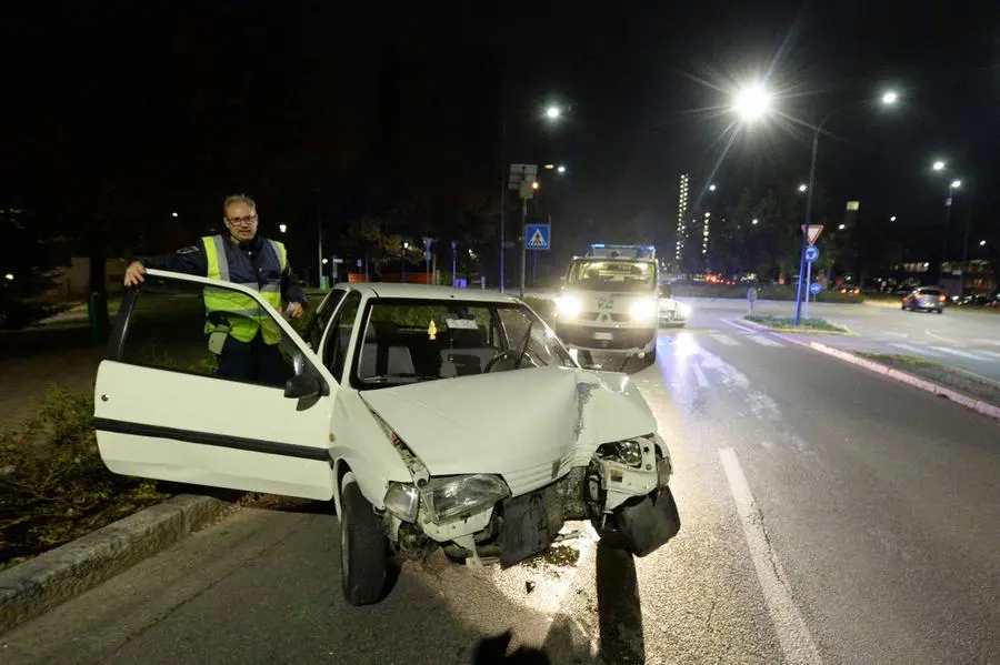 L'auto finita fuori strada sul cavalcavia Kennedy