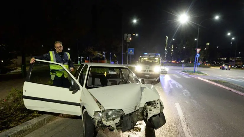 L'auto finita fuori strada sul cavalcavia Kennedy
