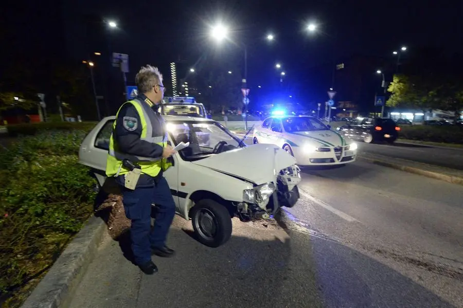 L'auto finita fuori strada sul cavalcavia Kennedy