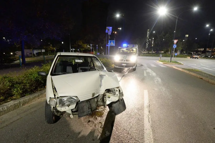 L'auto finita fuori strada sul cavalcavia Kennedy