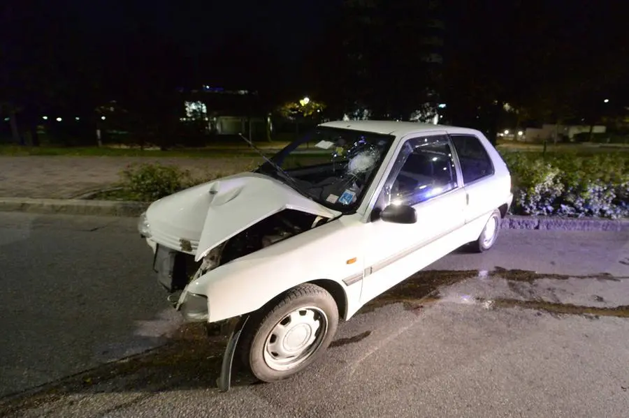 L'auto finita fuori strada sul cavalcavia Kennedy