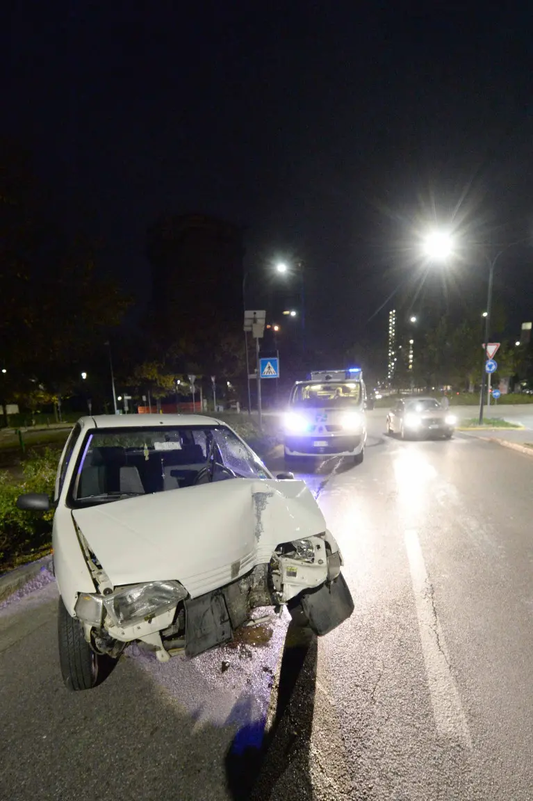 L'auto finita fuori strada sul cavalcavia Kennedy