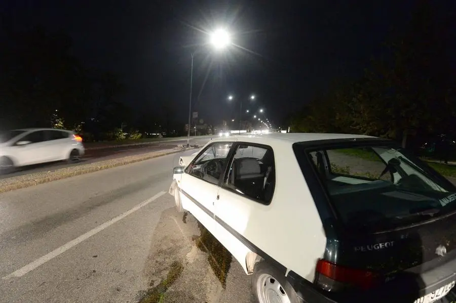 L'auto finita fuori strada sul cavalcavia Kennedy