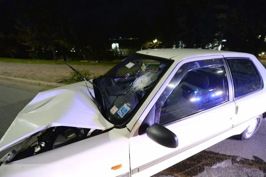 L'auto finita fuori strada sul cavalcavia Kennedy