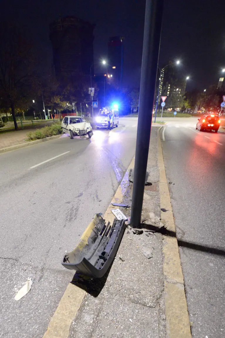 L'auto finita fuori strada sul cavalcavia Kennedy