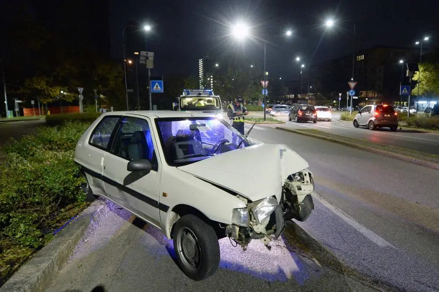 L'auto finita fuori strada sul cavalcavia Kennedy