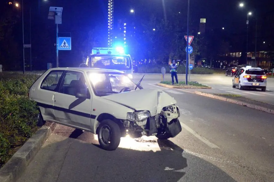 L'auto finita fuori strada sul cavalcavia Kennedy