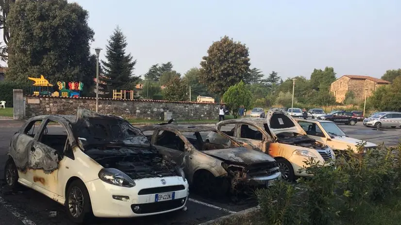 Le auto danneggiate dalle fiamme