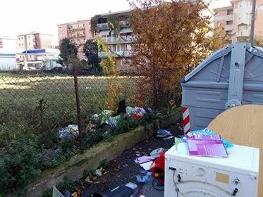 Rifiuti abbandonati in via Ischia