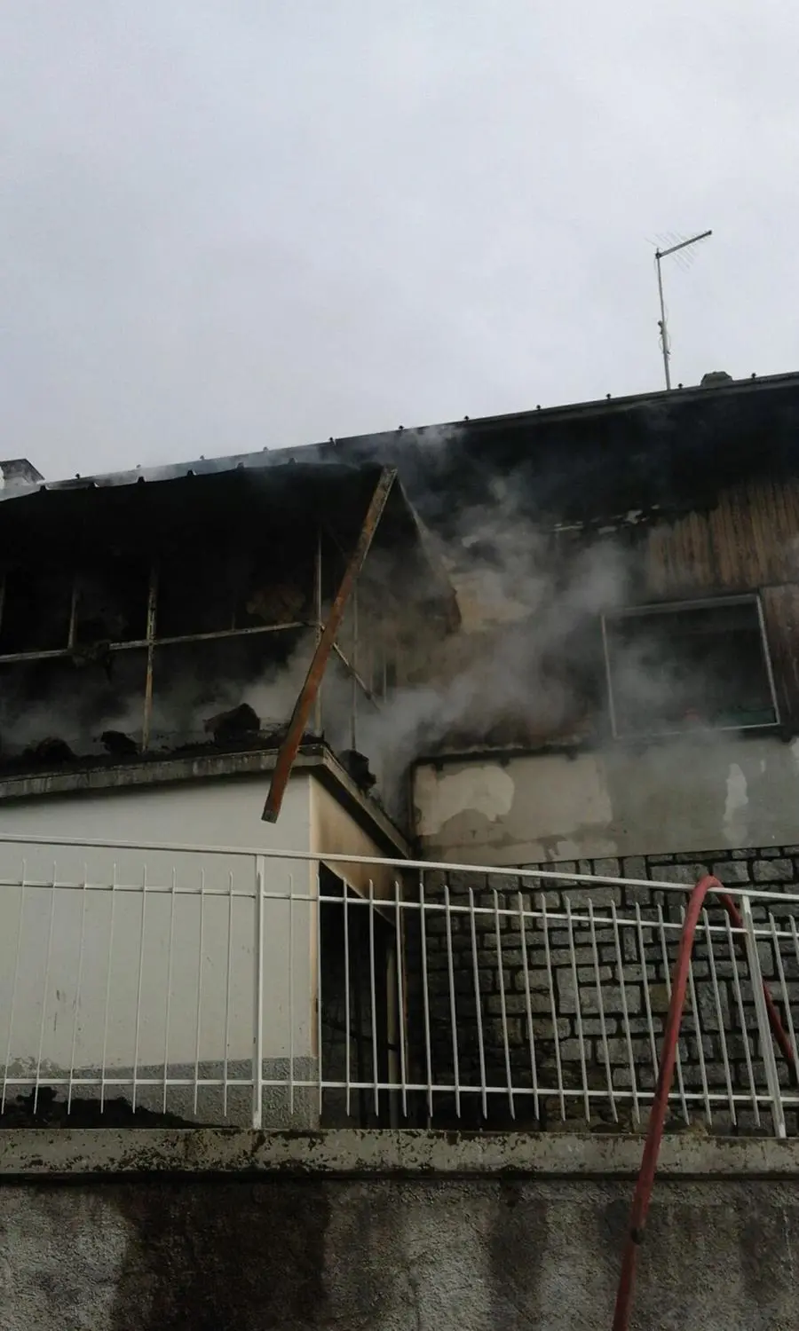 Muore soffocata nell'incendio della sua abitazione