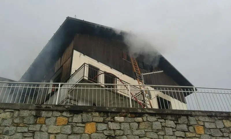Muore soffocata nell'incendio della sua abitazione