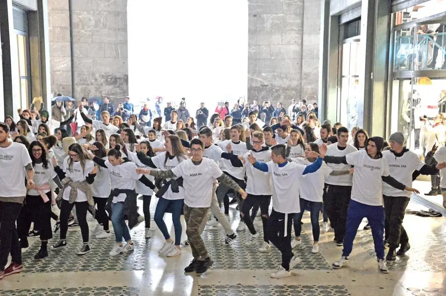 Il flash mob in piazza Vittoria