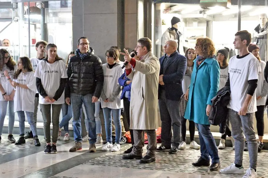 Il flash mob in piazza Vittoria