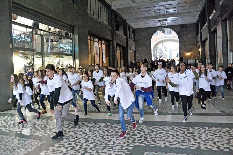 Il flash mob in piazza Vittoria