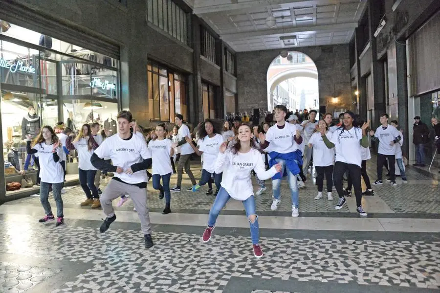 Il flash mob in piazza Vittoria
