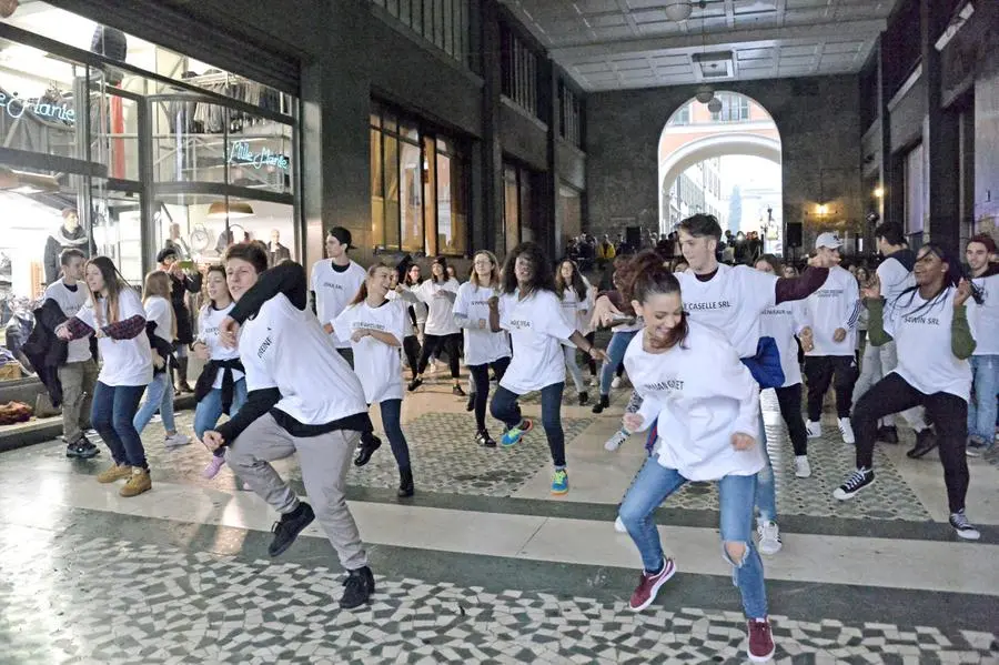 Il flash mob in piazza Vittoria