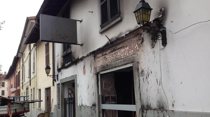 Il bar danneggiato dalle fiamme