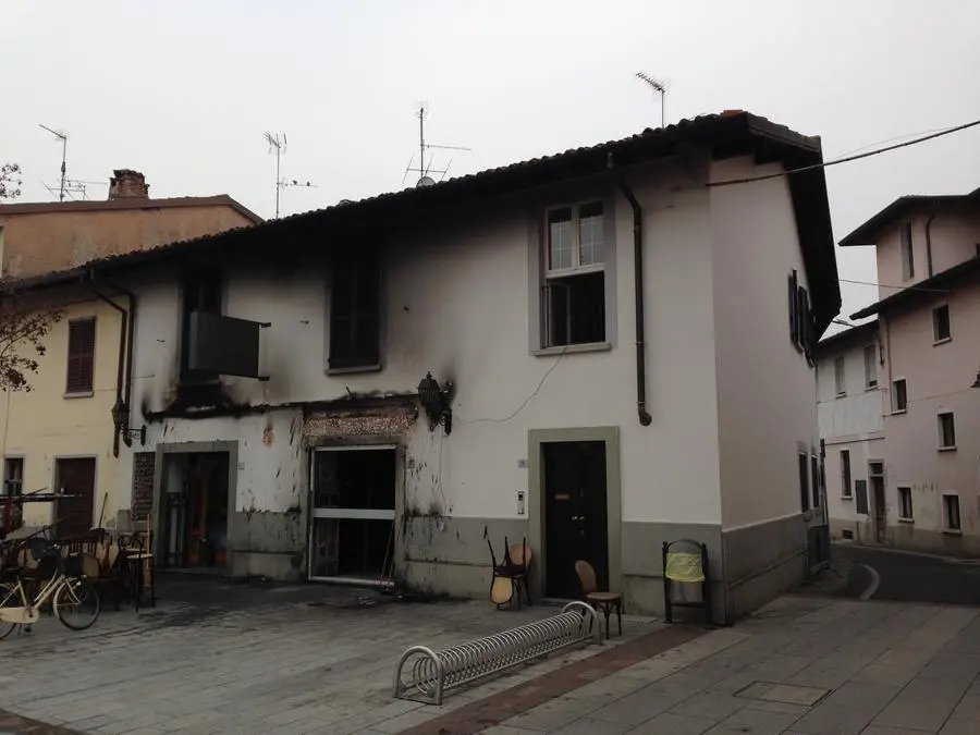 Il bar danneggiato dalle fiamme