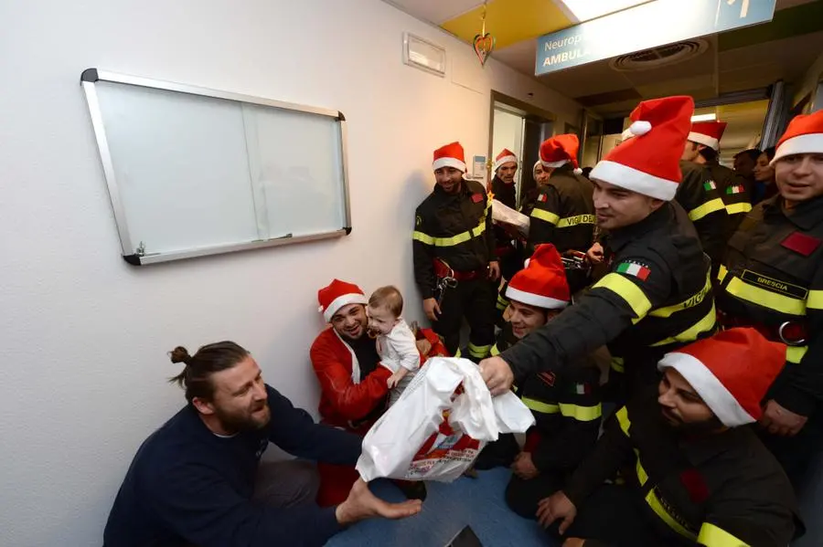 I Vigili del Fuoco aiutanti di Babbo Natale alla Pediatria del Civile