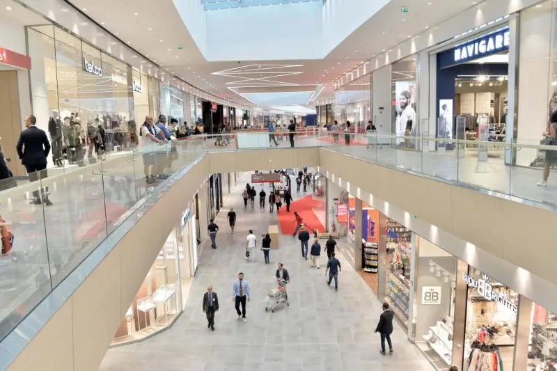 Elnòs, l'apertura del nuovo centro commerciale