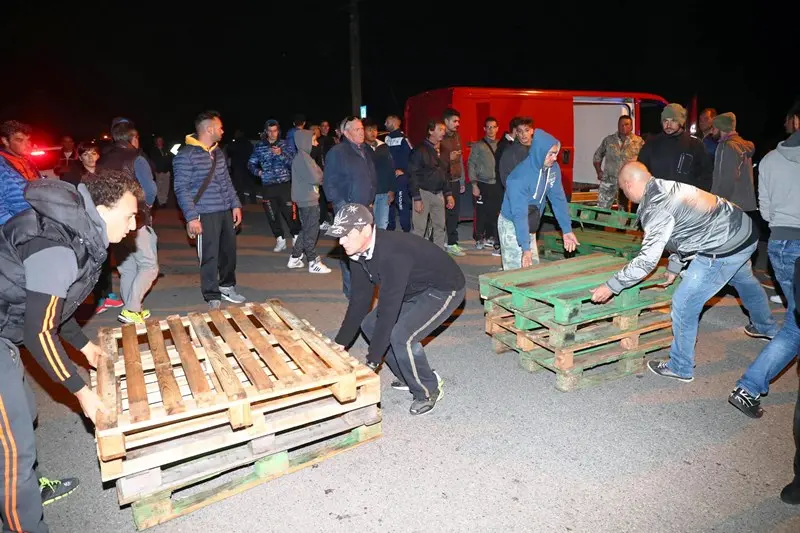 Barricate in strada a Gorino contro l'arrivo di undici profughe