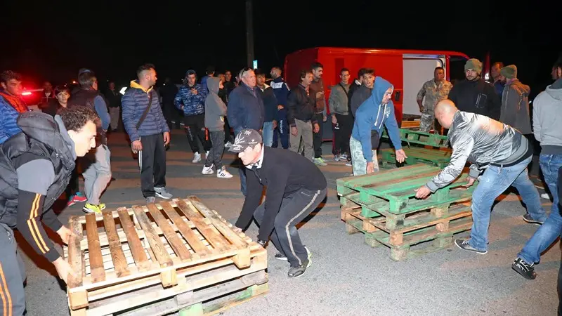Barricate in strada a Gorino contro l'arrivo di undici profughe