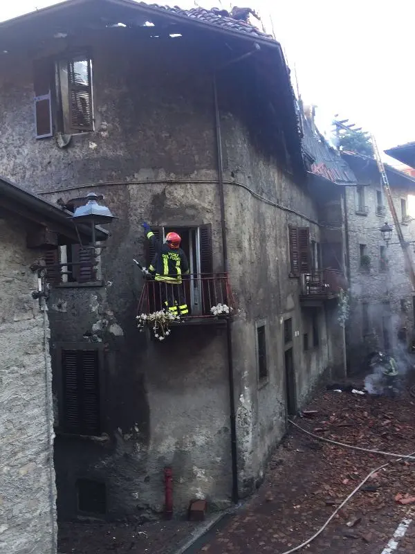 Fiamme in centro a Breno