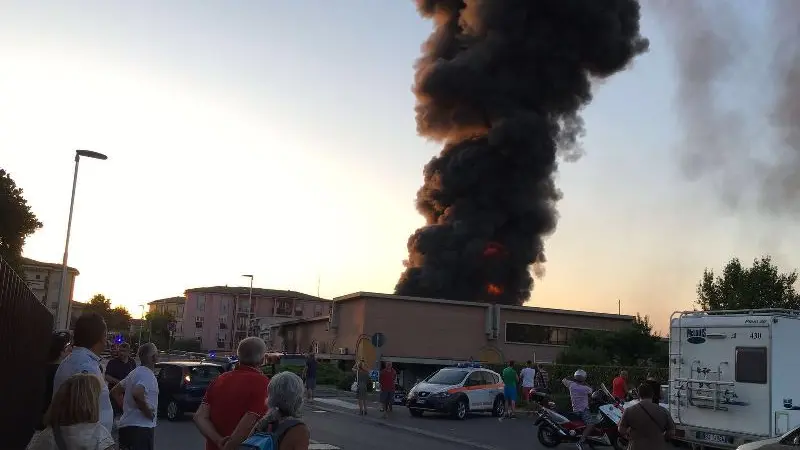 Desenzano, la colonna di fumo e fiamme