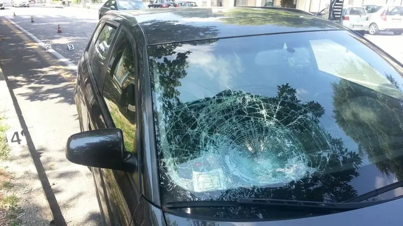 Il luogo e il mezzo dell'incidente in viale Venezia