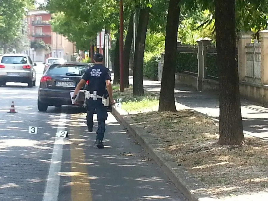 Il luogo e il mezzo dell'incidente in viale Venezia