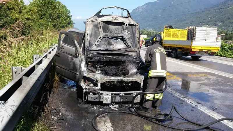 Auto in fiamme a Pian Camuno