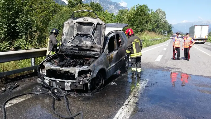 Auto in fiamme a Pian Camuno