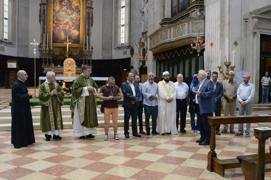 La Messa in Duomo con la delegazione della comunità islamica bresciana