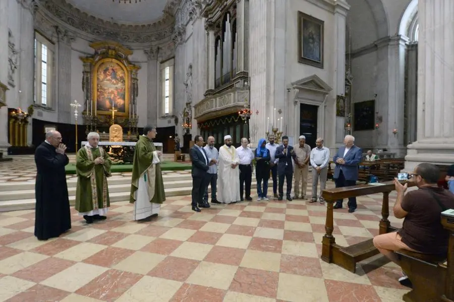 La Messa in Duomo con la delegazione della comunità islamica bresciana