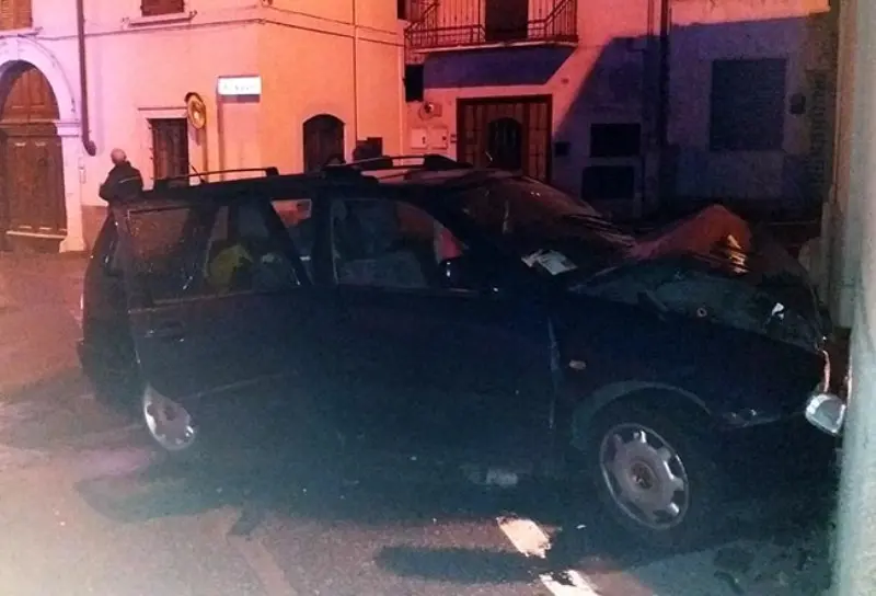 Fuori strada con l'auto rubata