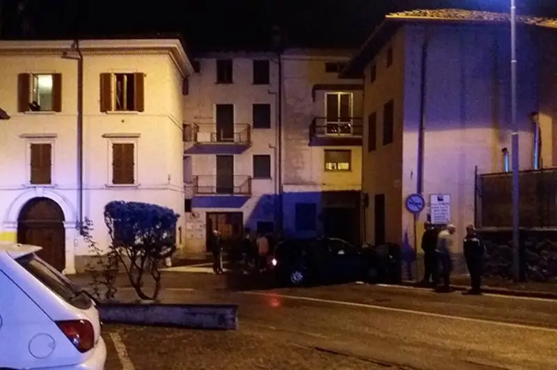 Fuori strada con l'auto rubata