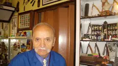 Il barbiere collezionista Mario Nolli al... taglio del traguardo dei 60 anni di attività