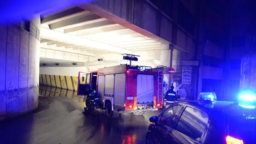 Auto bloccata nel sottopassaggio