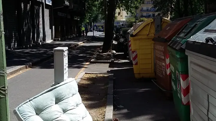 Rifiuti abbandonati in città